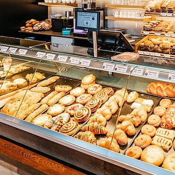 Kuchen und Feingebäck | Cantuccini, Croissant, Eierlikörkuchen, Englischer Rührkuchen, Kornzwerge, Mandelbogen, u.a.